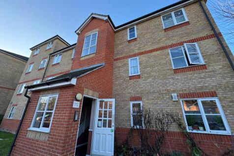 2 Bedroom 1st Floor Flat In Enfield, EN3