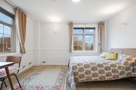 Studio flat on Langford Court, 
22 Abbey Road, NW8, £1,800/mo