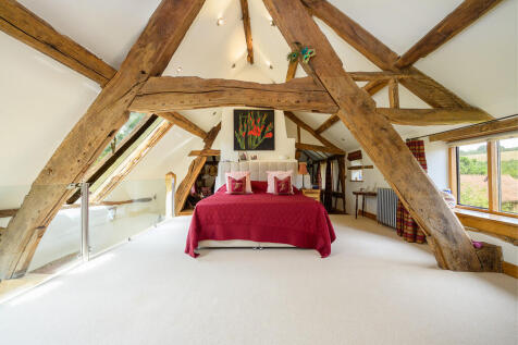 THe Farmhouse Woo...