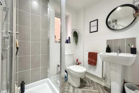 EN-SUITE SHOWER ROOM