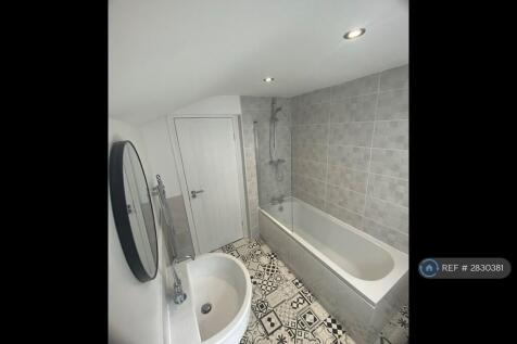 Bathroom (Angle 2)