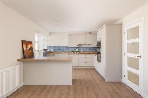 Aunumns Close 15 Kitchen Dining Room-3.jpg