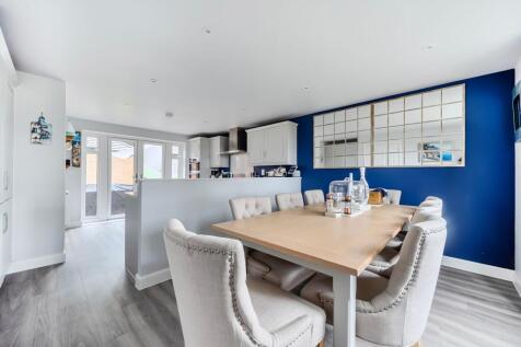 Open-plan Kitchen Dining Room