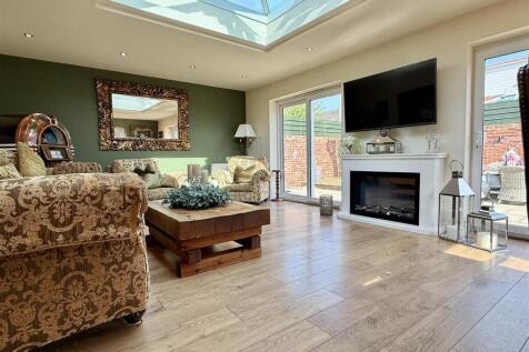 OPEN PLAN LIVING/DINING ROOM