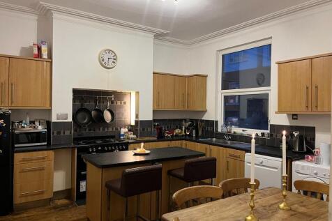 Well-equipped kitchen with an island breakfast ...