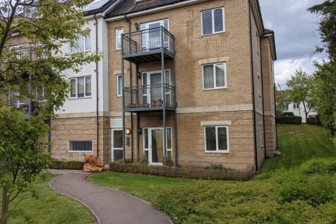 3-bed flat on Sporton Court, Enfield, £2,200/mo