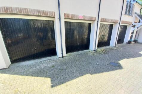 27 Buckland Garage.jpg