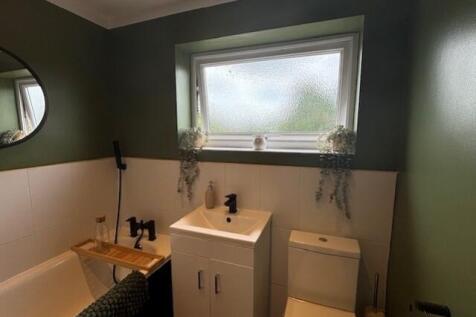 Main bathroom 2