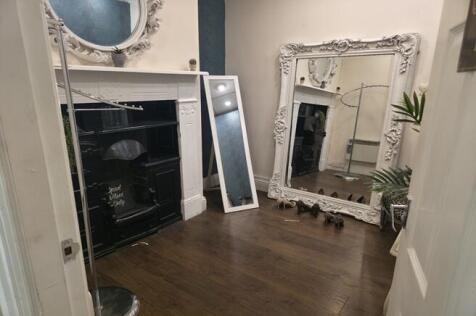 Retail Property (high street) to rent Image 4