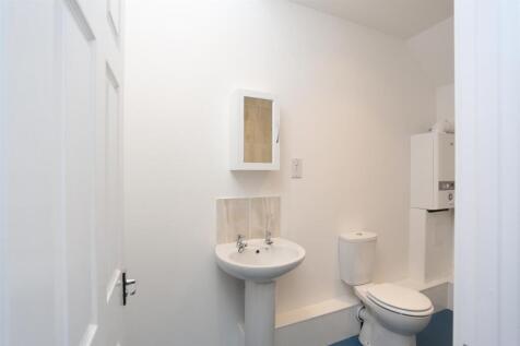 Flat 3, 11 Silver Street Bathroom shot 2.jpg