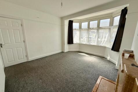 4-bedroom Terraced House near Newbury Park