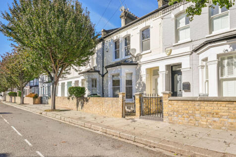 3-bed flat on Fulham, London, SW6, £3,600/mo