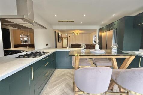 ALTERNATIVE VIEW OF KITCHEN