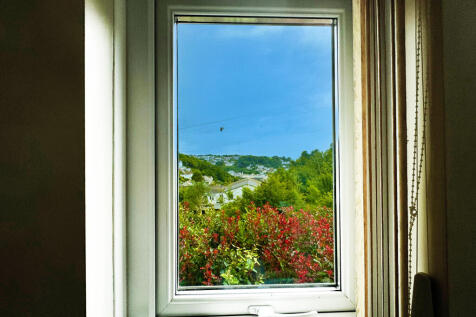 24_bed 1 window view