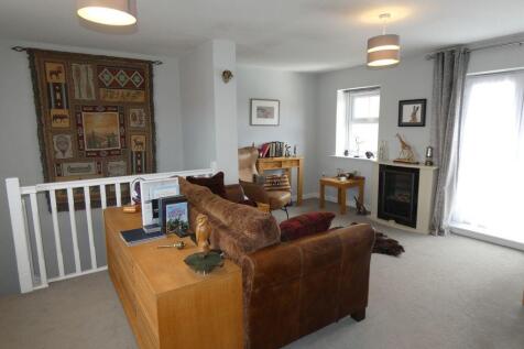 LOUNGE/DINING AREA