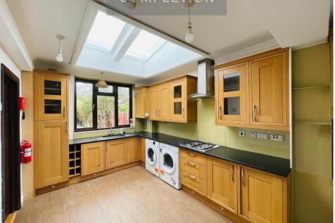 7 Bedroom House To Let, Dunspring Lane, Ilford - IG5 - £3650 PCM photo 4