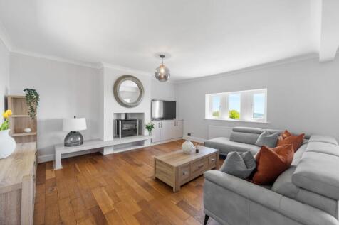 Family Dining Room - Lounge Area