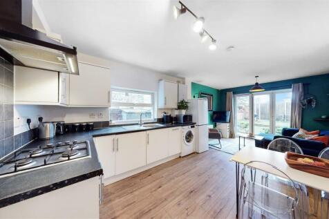 White laquesred kichten