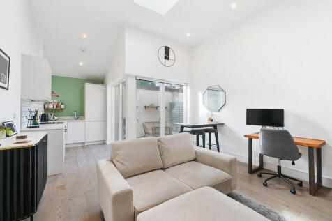 1-bed flat on Longmans Mews, SW20, £2,250/mo