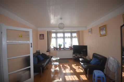 Three-Bedroom House To Let ¿ Near Gants Hill St