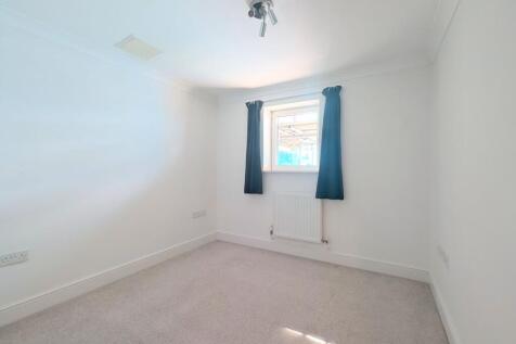 Kings Gate, Horsham, RH12 photo 4