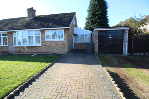 5-bed bungalow on 2 Offa Drive, Kenilworth, £2,475/mo