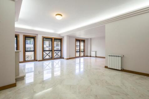 Exclusive Five-Bedroom Apartment in Avenidas Novas