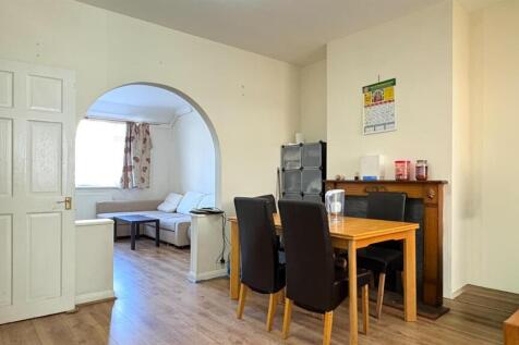 Market street for Rent by Barrain London Estate Ag