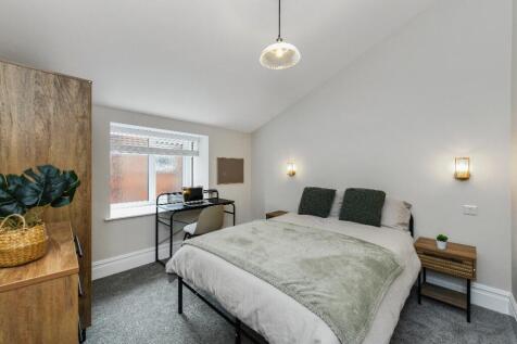 4-bed flat on Musters Road, West Bridgford, NG2, £2,253/mo