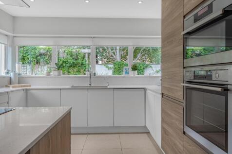 HIGH QUALITY CONTEMPORARY KITCHEN.jpg