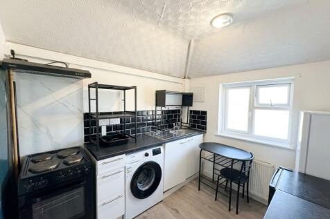 Room 1 - Stoneleigh Avenue, Enfield EN1 4HH photo 3