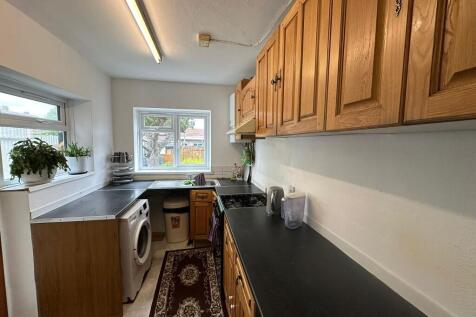 Carlton Avenue, Feltham, Middlesex, TW14 photo 3