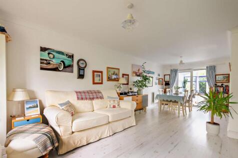 Sitting Room/Dining Area