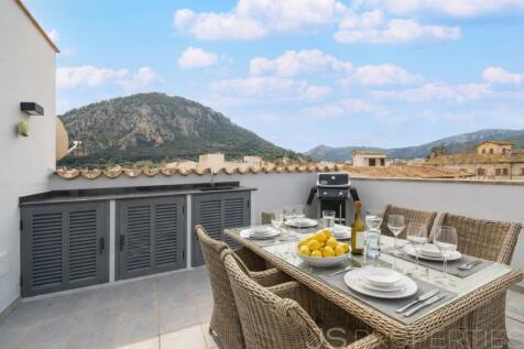 Exclusive penthouse for sale in the sought-after town of Pollensa with stunning views