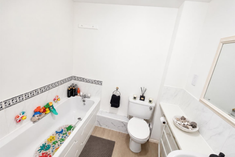 MAIN BATHROOM.png