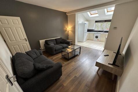 4-bed flat on 83 Barber Road, Crookesmoor, S10, £1,941/mo