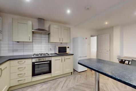 5-bed flat on Heaton Road, Manchester, £3,142/mo