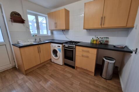 8 Curzon Grove, Leamington Spa photo 3