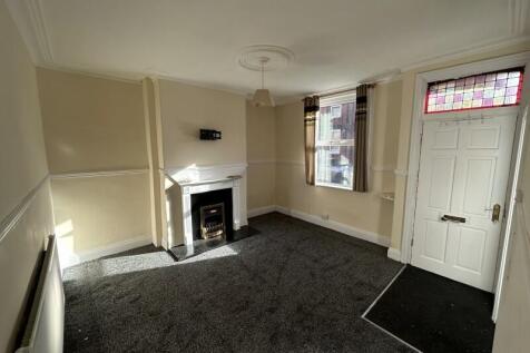 2-bed terraced on Compton View, Harehills, LS9, £698/mo