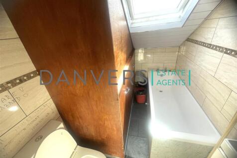 bathroom upstairs.jpg
