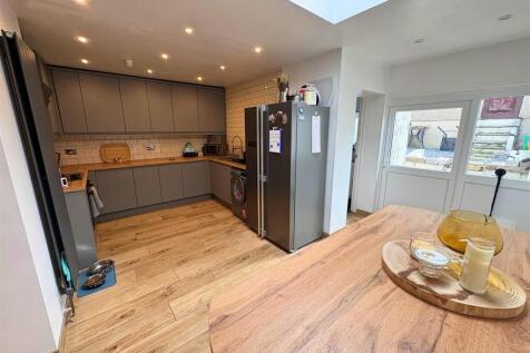 'L' Shaped Kitchen / Breakfast Room