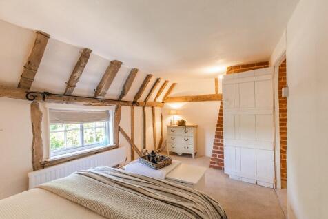 White Cottage Hou...