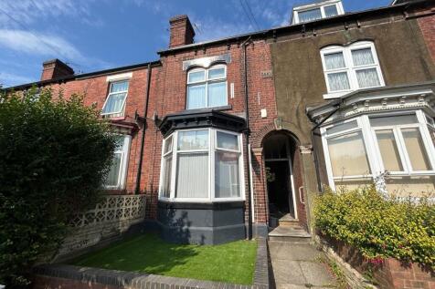 Attractive red-brick terraced house with a bay ...