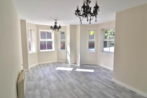 OPEN PLAN LIVING ROOM AND KITCHEN