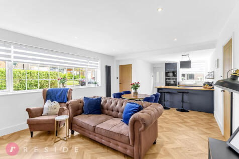Lounge / Dining Area