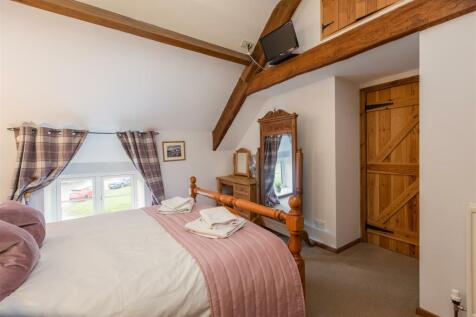 Featherstone Cottage Bedroom 1-3.jpg