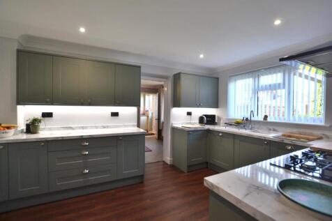 Kitchen 2.JPG