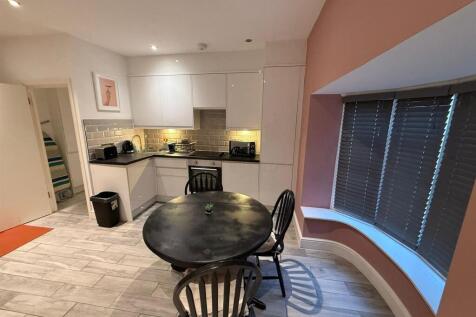 KITCHEN / LIVING ROOM