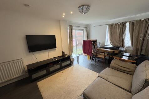 Long Banks, HARLOW photo 5