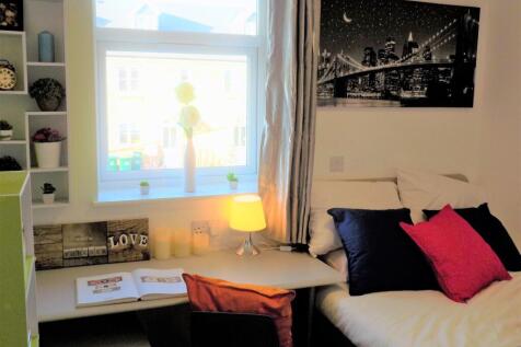 Bright, neatly presented single bedroom featuri...